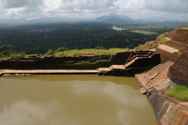 Ruínas da fortaleza em cima de Sigiriya Lion Rock, Sri Lanka — Fotografia de Stock