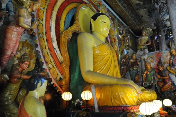 Σύνολο αγάλματα του Βούδα και μικρό stupas στην Γκανγκαραμάγια ναός, Γκανγκαραμάγια Κολόμπο είναι ένα σημαντικό βουδιστικά κέντρα ψέματα στην άκρη της πόλης του. — Φωτογραφία Αρχείου