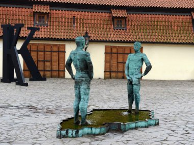 Franz Kafka müzenin girişinde heykel.