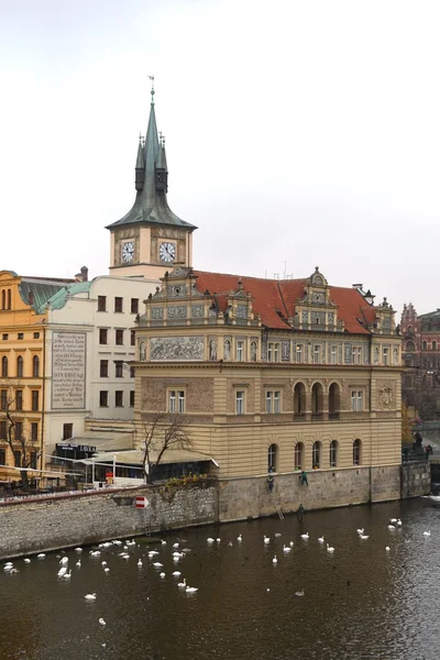 Prague is a city and the capital of the Czech Republic is a traditional European cultural center. Vltava River. — Stock Photo, Image