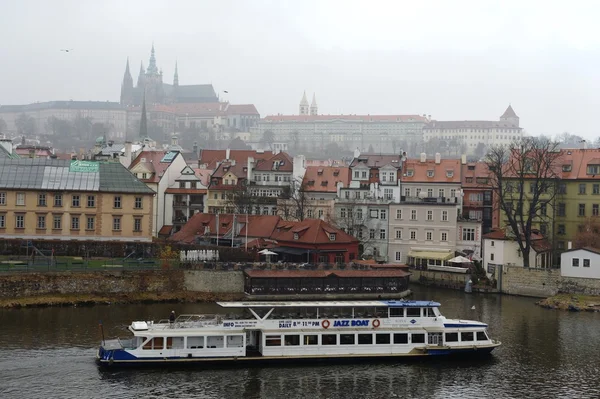 Praga jest miastem i stolicą Republiki Czeskiej jest tradycyjnym europejskiego centrum kultury. Vltava rzeka. — Zdjęcie stockowe