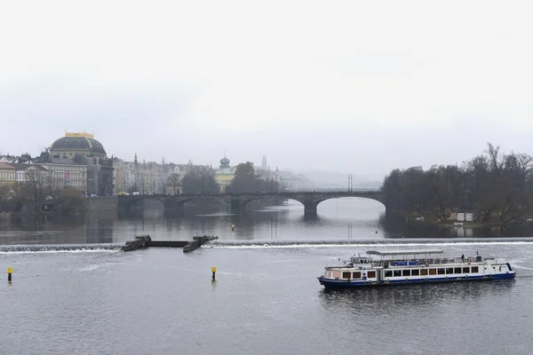 Prague is a city and the capital of the Czech Republic is a traditional European cultural center. Vltava River. — Stock Photo, Image