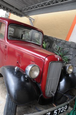 Kandy, eski model araba.