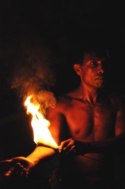 Kandy kasabadan ateş yiyen.