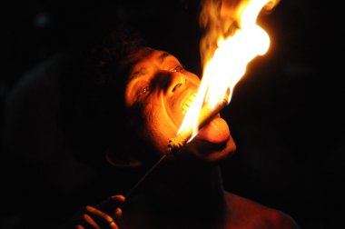 Kandy kasabadan ateş yiyen.