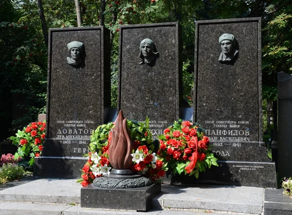 Hřbitov Novoděvičij. Hrob hrdiny Sovětského svazu Lev Dovator, Victor Talalikhin a Ivan Panfilov — Stock fotografie