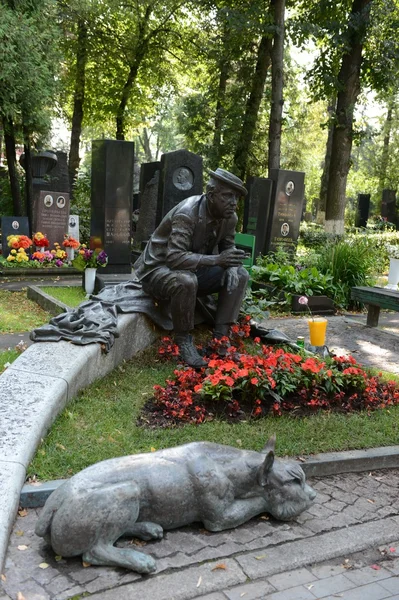 Могила актёра Юрия Никулина на Новодевичьем кладбище в Москве — стоковое фото