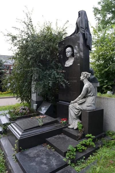 La tomba di Sofia di Sarkizova-Serazini al cimitero Novodevichy a Mosca — Foto Stock