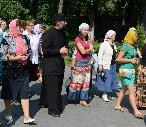 Turistas no cemitério Novodevichy em Moscou — Fotografia de Stock
