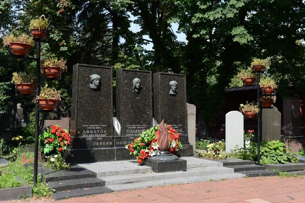 Le cimetière Novodevichy. Le tombeau des héros de l'Union soviétique Lev Dovator, Victor Talalikhin et Ivan Panfilov — Photo