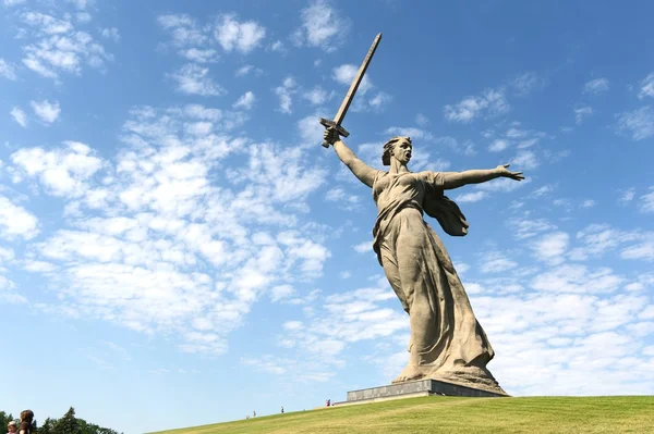 Das Denkmal "das Vaterland ruft" in Wolgograd — Stockfoto