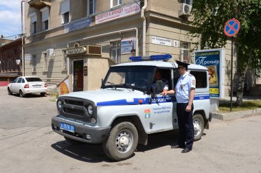 Polis memurları Volgograd merkezi bir sokakta devriye