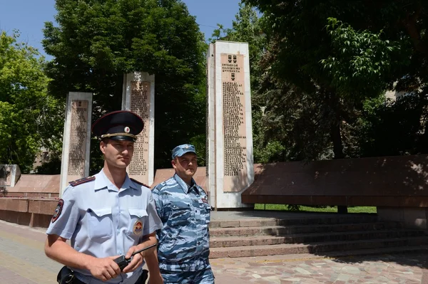 Des policiers patrouillent dans une rue du centre de Volgograd — Photo