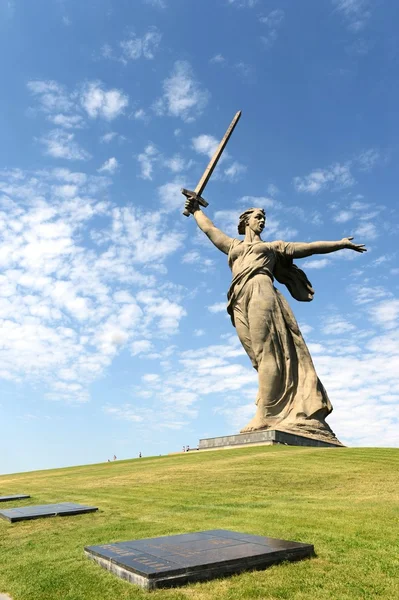 Das Denkmal "das Vaterland ruft" in Wolgograd — Stockfoto