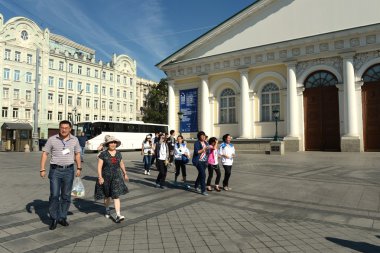 Turistler için Sapozhkovskaya kare gidin. Moskova Kremlin bitişik alandır.