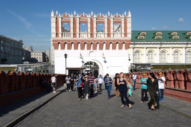 Kutafya kule tek hayatta kalan dallanma kule-Barbican Moskova Kremlin'in var. Trinity kule, Trinity etmelisi karşısında yer alan.