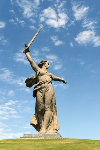 Das Denkmal "das Vaterland ruft" in Wolgograd. — Stockfoto