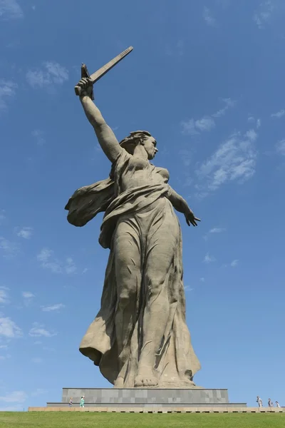 Das Denkmal "das Vaterland ruft" in Wolgograd. — Stockfoto