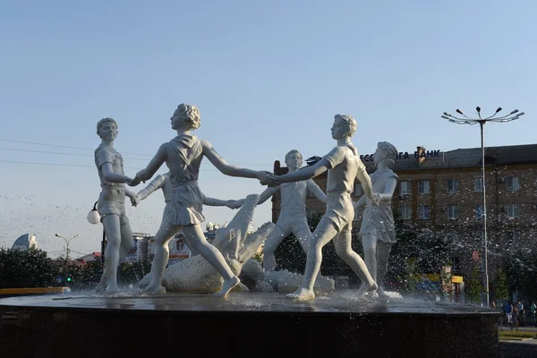 Composition sculpturale "Enfants dansants" sur la place de la gare de Volgograd — Photo