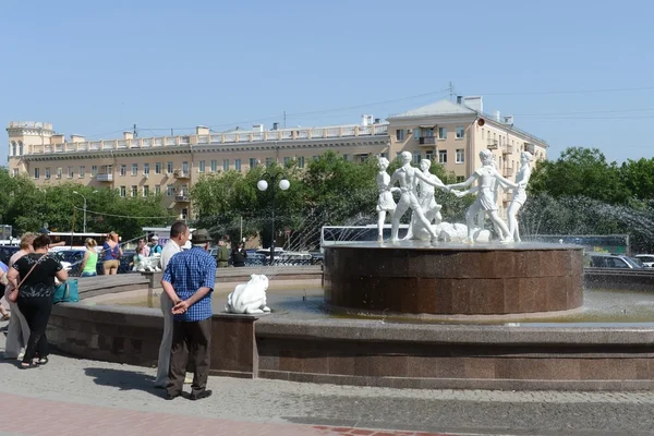 Skulpturala sammansättning "Dancing barn" på torget Railway station Volgograd — Stockfoto