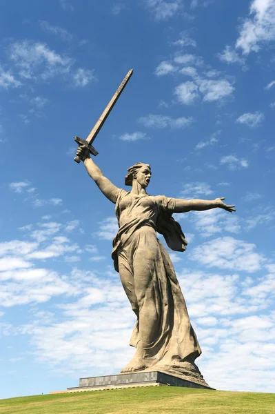 The monument "the Motherland calls" of the Mamaev Kurgan in Volgograd. — Stock Photo, Image