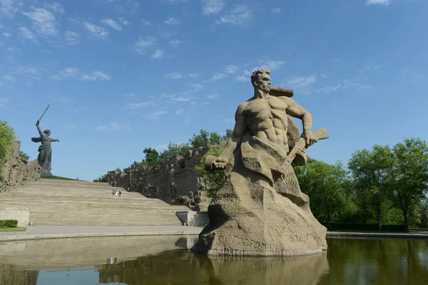 Le monument "La Patrie appelle !" sculpture d'un soldat soviétique "pour combattre jusqu'à la mort !" à la ruelle de la mémoire dans la ville de Volgograd . — Photo