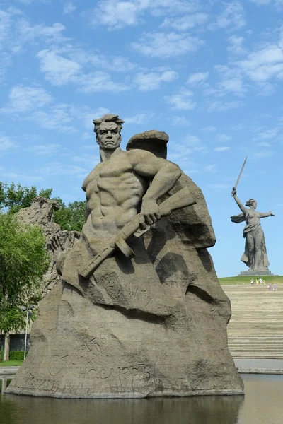 O monumento "a Pátria chama!" escultura de um soldado soviético "para lutar até a morte!" no beco da memória na cidade de Volgograd . — Fotografia de Stock