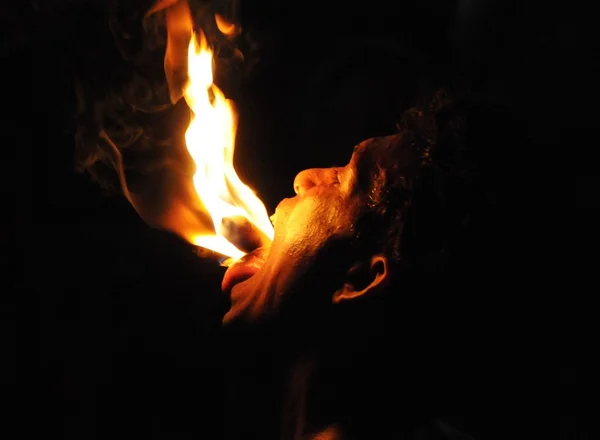 Fire eater from Kandy town. — Stock Photo, Image