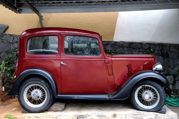 Vintage car in Kandy. — Stock Photo, Image