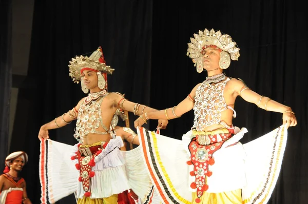 Toon in traditionele Sri Lankian theater - drum, dans en zang. — Stockfoto