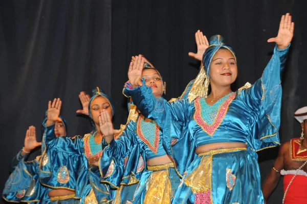 Show in traditional Sri Lankian theatre - drum, dance and singing. — Stock Photo, Image