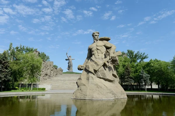 The monument "the Motherland calls!" sculpture of a Soviet soldier "to fight to the death!" at the memory alley in the city of Volgograd. — Stock Photo, Image