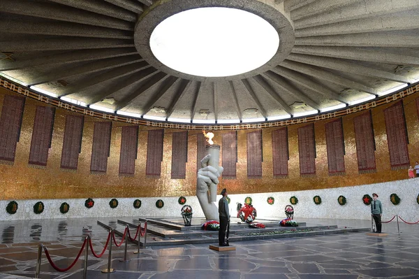 Mamaev Kurgan. The eternal flame in the hall of Military Glory. — Stock Photo, Image