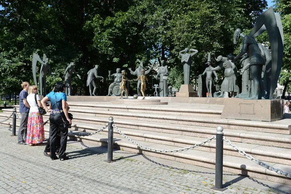 Publikum ved skulpturen M. M. Shemyakin 'Children - offer for voksne laster " – stockfoto