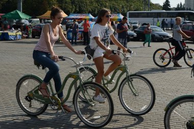 Kızlar Moskova serçe tepelerde Bisiklet.