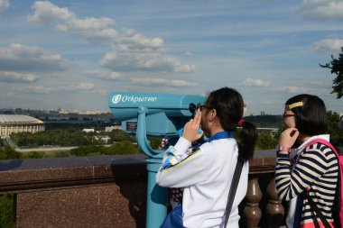 Gözlem platformu Vorobyovy kanlı Moskova gurur üzerinde turist.
