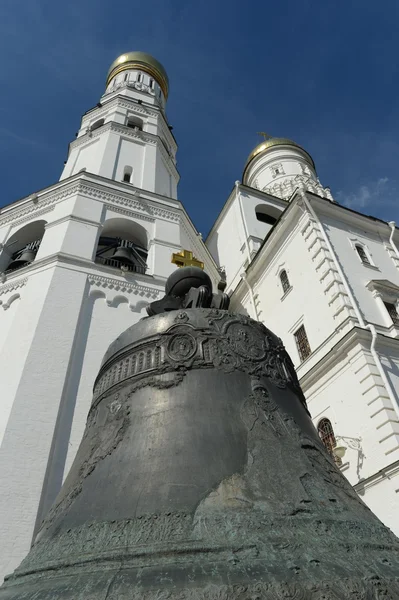 Московский Кремль. Церковь Св. Иоанна Климакуса и Царский колокол — стоковое фото