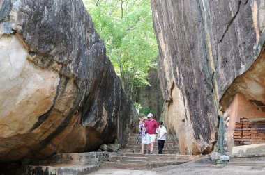 Sigiriya aslan kaya üzerine kale kalıntıları.