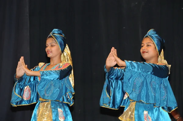 Espectáculo en el teatro tradicional de Sri Lanka: tambor, danza y canto . — Foto de Stock