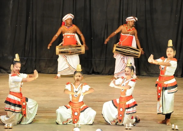 Espectáculo en el teatro tradicional de Sri Lanka: tambor, danza y canto . — Foto de Stock