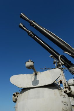 B-11 yakınındaki double-barreled bir uçaksavar yükleme.