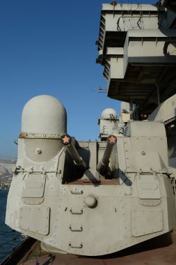 B-11 yakınındaki double-barreled bir uçaksavar yükleme.