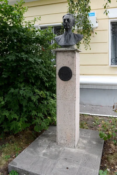The bust of the writer Ivan Bunin in Yelets — Stock Photo, Image