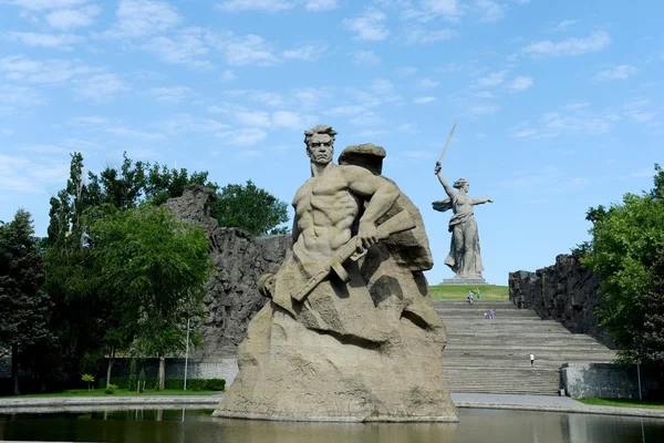 Het monument 'de moederland calls!' sculptuur van een Sovjet-soldaat "om te vechten tot de dood!" op het geheugen steegje in de stad van Volgograd. — Stockfoto