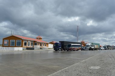 Sıra için Macellan Boğazı'nın karşısında feribot.