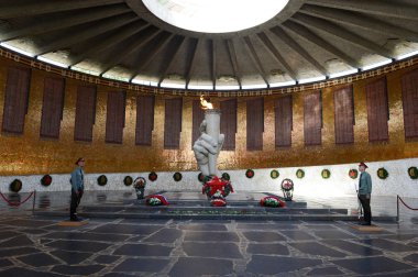 Mamaev Kurgan. Eternal flame askeri zafer salon içinde.