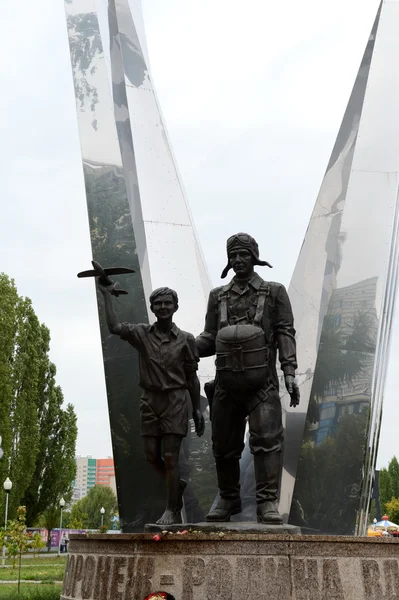 Ett monument ”Voronezh - födelseplatsen för marinen”, de första fallskärmsjägare som har gjort en grupp fallskärm hoppa. — Stockfoto