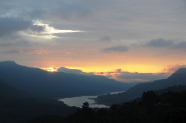 Gün batımında dağ manzarası Nuwara Eliya çevresinde