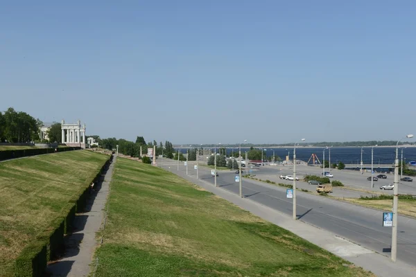 Central embankment of the Volga river in Volgograd. — Stock Photo, Image