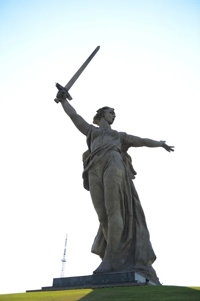 El monumento "la Patria llama" del Mamaev Kurgan en Volgogrado . —  Fotos de Stock